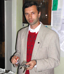 Ігор Шидловський в лабораторії (в руках - синьохвістка)